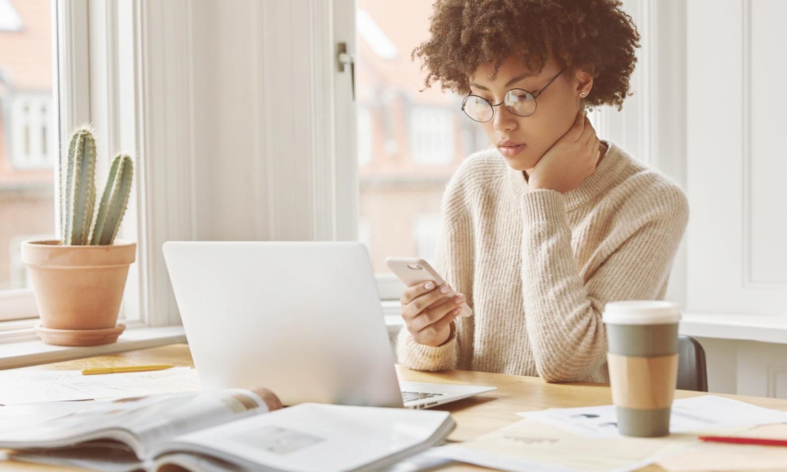 Análisis de datos financieros en pantalla con gráficos de tendencias presupuestarias