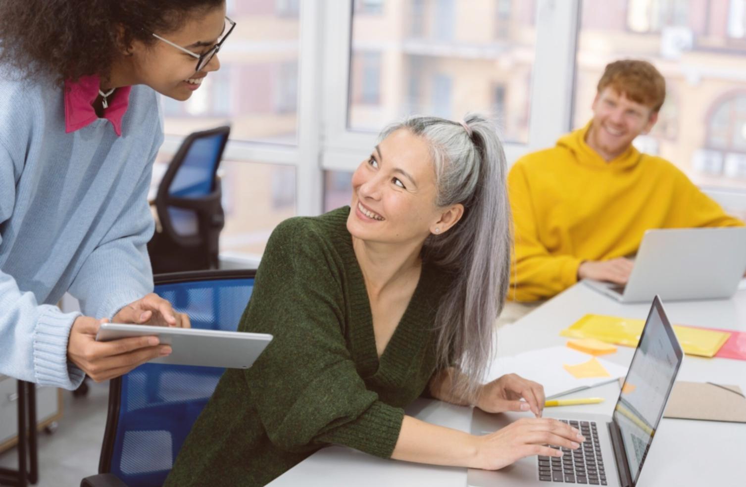 Espacio de trabajo con documentos financieros y análisis de métricas presupuestarias