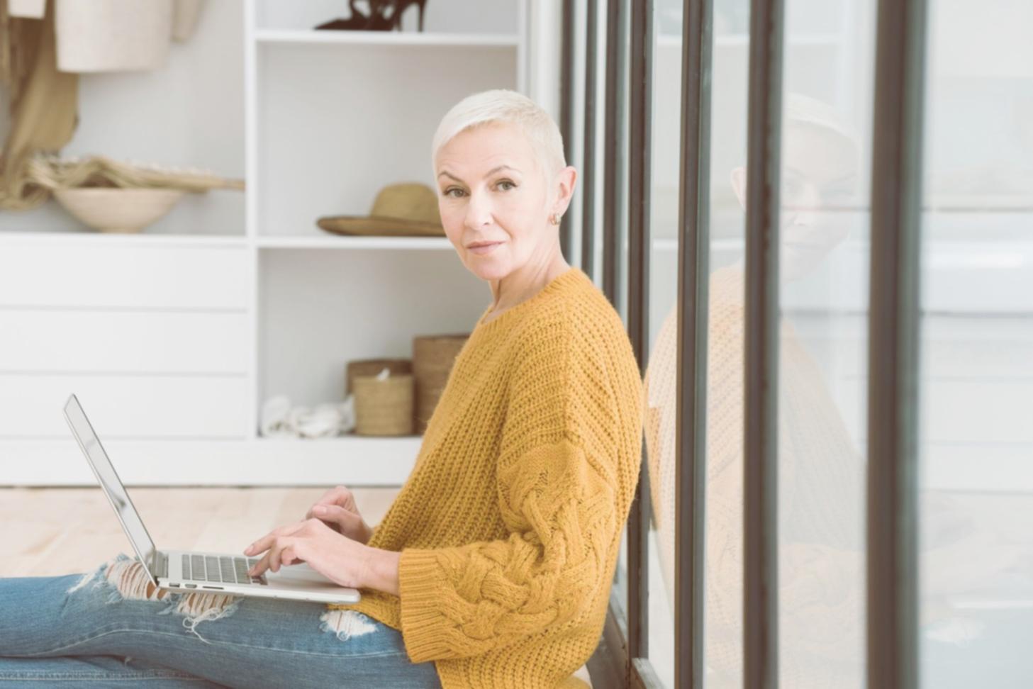 Equipo de profesionales financieros revisando métricas de rendimiento