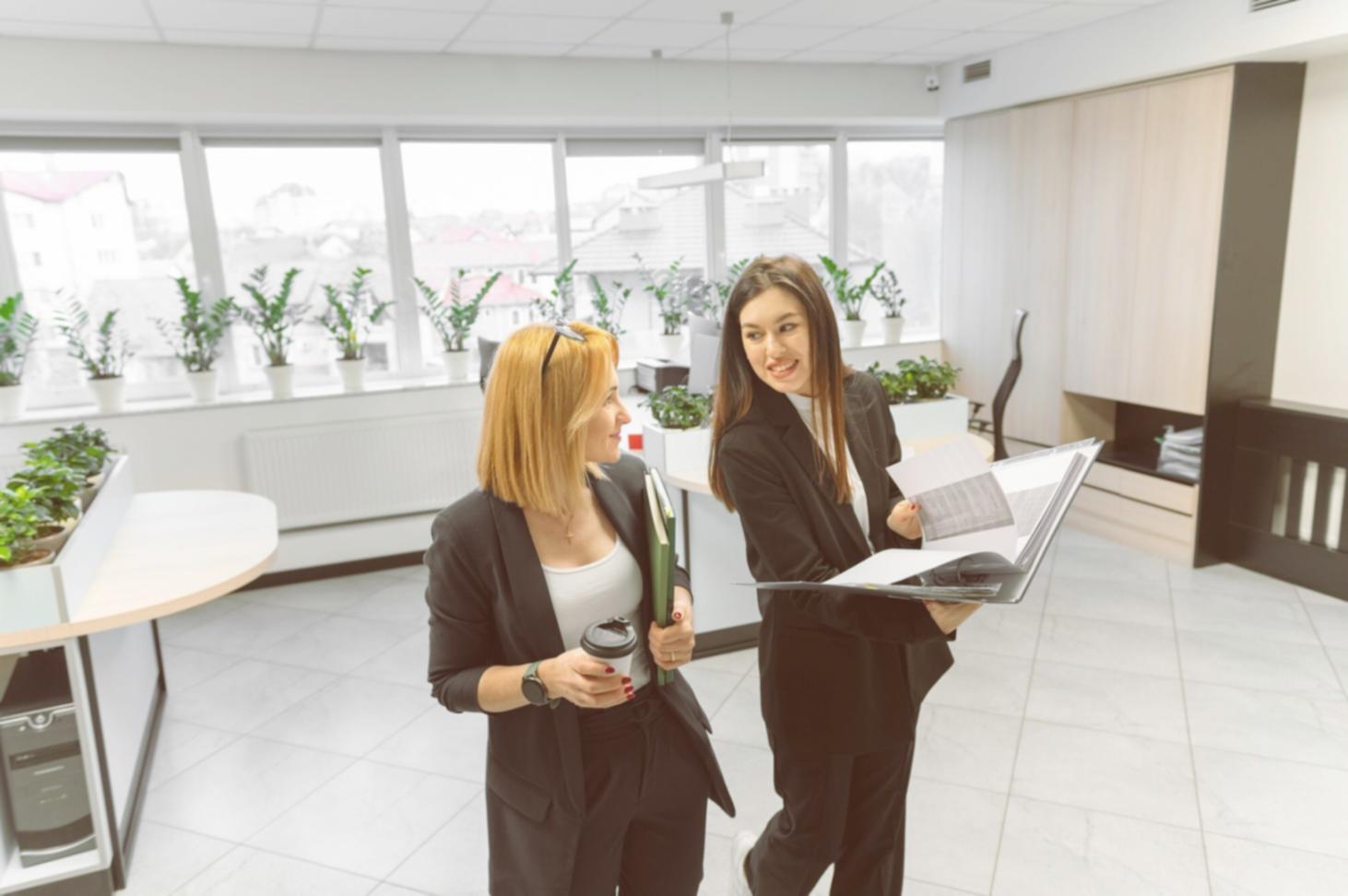 Profesional revisando indicadores de rendimiento presupuestario